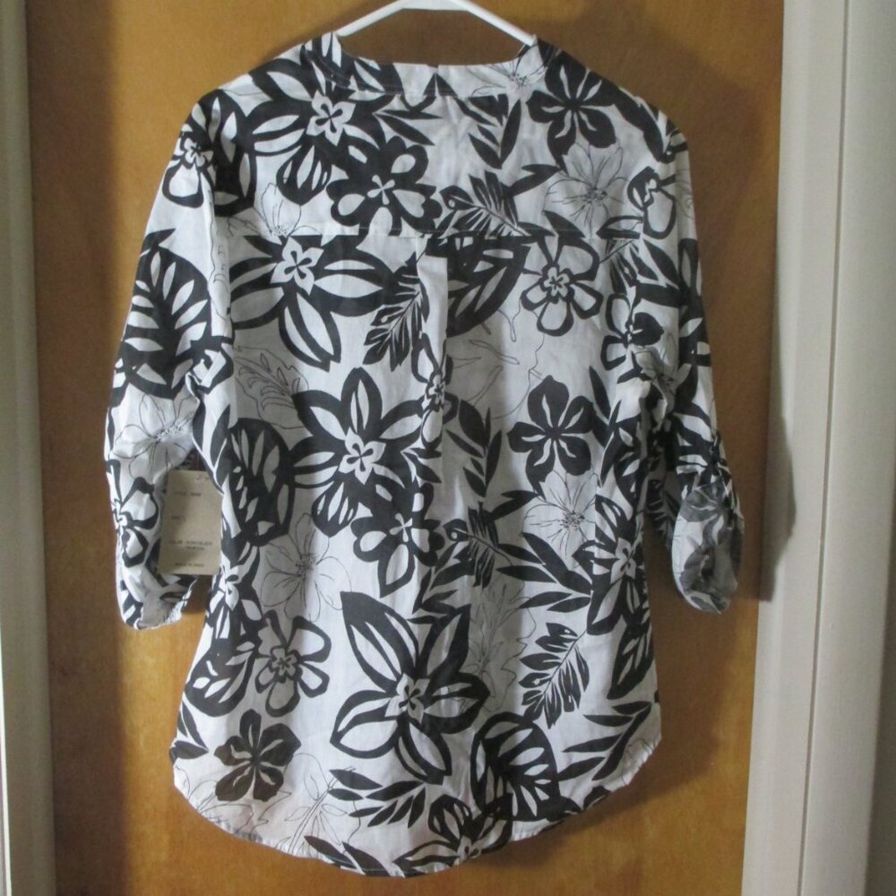 NWT Eden & Olivia Lightweight Floral Top Black White 3/4 Sleeve - Picture 2 of 9